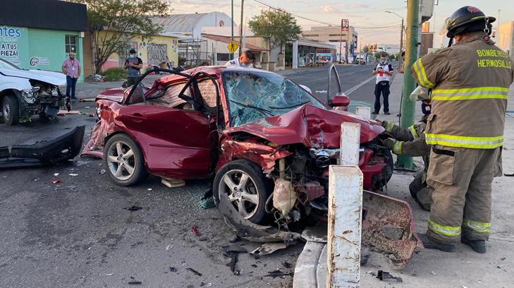 Aparatoso choque en la colonia San Benito deja múltiples daños