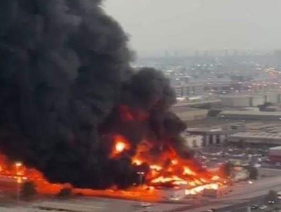 VIDEO - Fuerte incendio en mercado de Emiratos Árabes