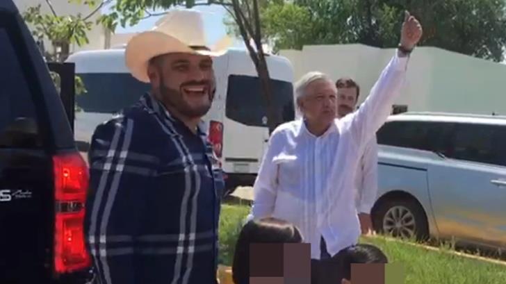 El Komander pide foto a AMLO durante gira por Sinaloa