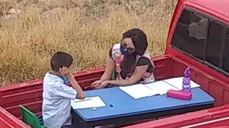 Maestra de niños especiales adapta su camioneta para darles clases