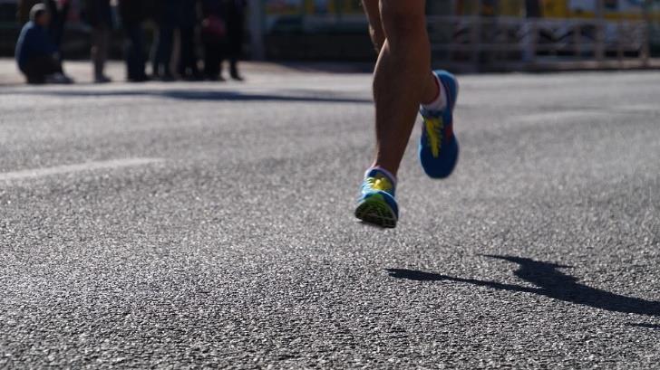Corredores de maratón en Japón deberán llevar su propia agua