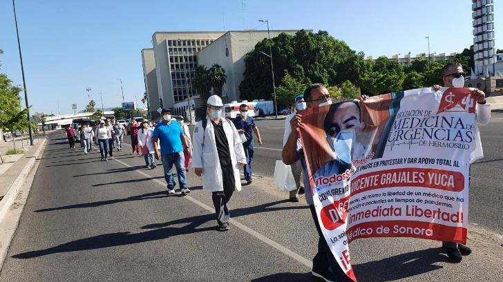 Médicos de Hermosillo se suman a marcha para exigir liberación de doctor Grajales