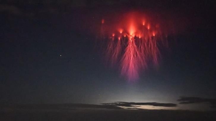 Captan ‘medusa roja’ en el cielo