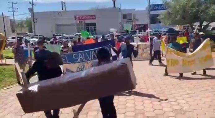 Migrantes se manifiestan en Caborca
