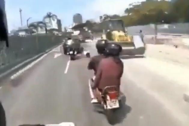 VIDEO - Intensa persecución en moto se viraliza