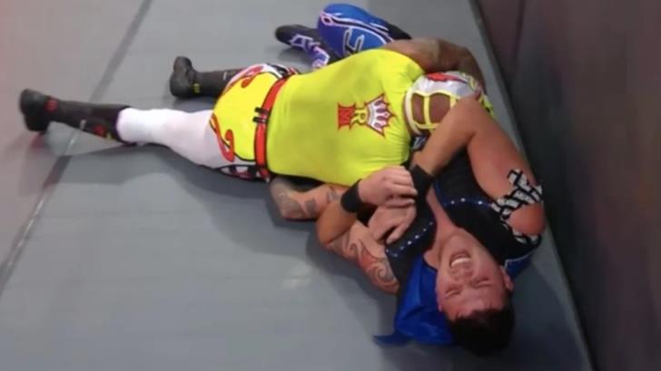 VIDEO | Rey Mysterio y su hijo Dominik, atacados brutalmente en Raw