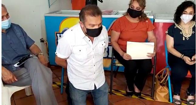 VIDEO - Líder de comerciantes de Nogales pide de rodillas liberen préstamos