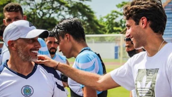 Santiago Giménez viaja a Cancún en plena pandemia