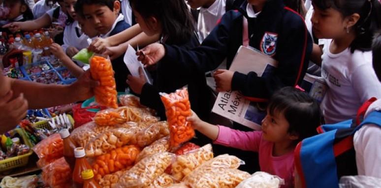 Histórico: Oaxaca prohíbe la venta de bebidas azucaradas y chatarra a niños