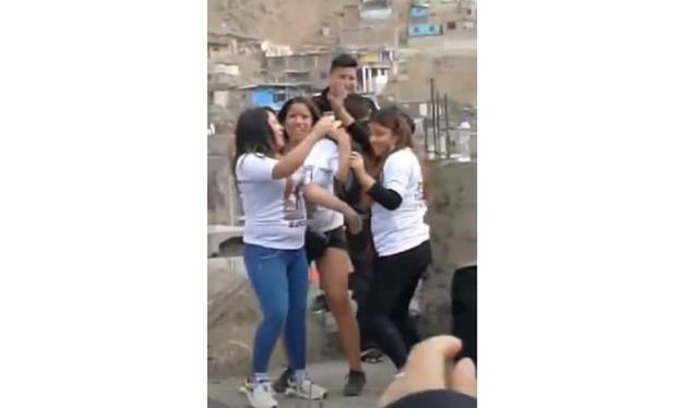 VIDEO - Jóvenes perrean y festejan en tumba de su amiga