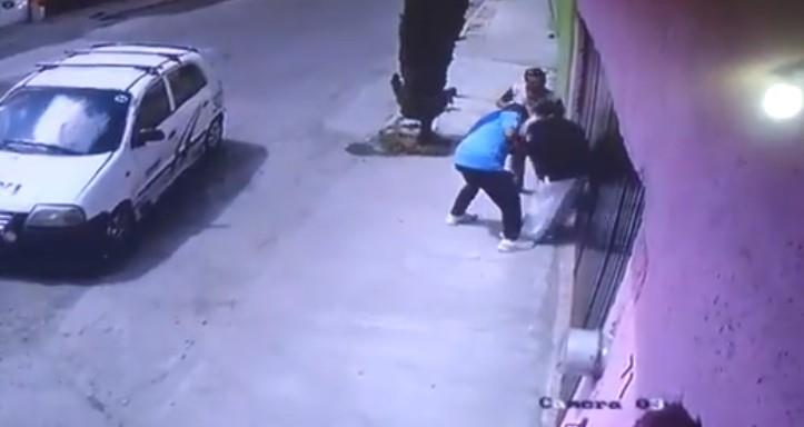 VIDEO - Le ponen una pistola en la cabeza a enfermera y la asaltan