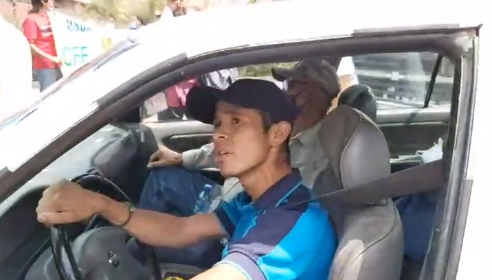 Taxista se enoja y saca pistola durante manifestación en Nogales