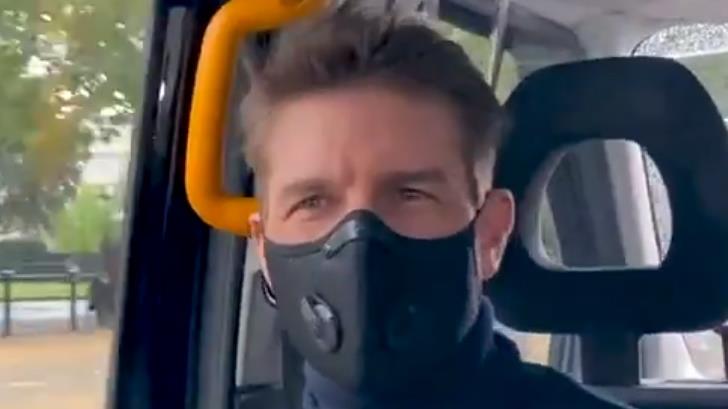 VIDEO | Tom Cruise se arma de valor, se pone cubrebocas y va a ver ‘Tenet’