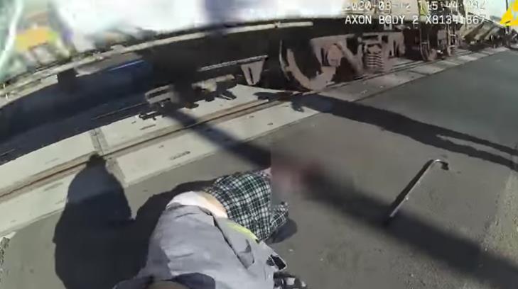 VIDEO | Policía salva a hombre de ser arrollado por un tren