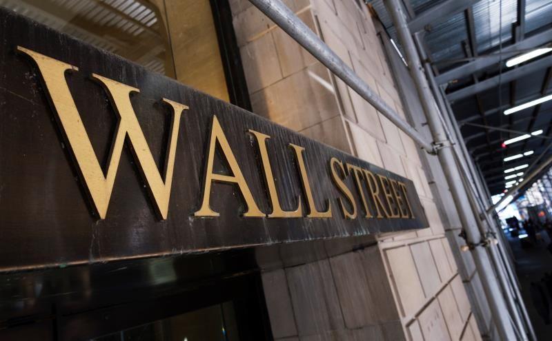 Wall Street pierde a falta de rescate económico