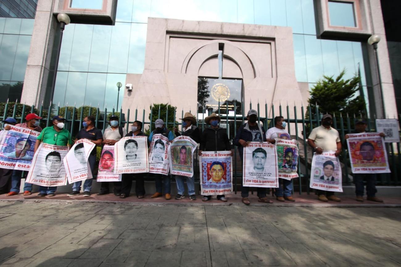 Padres de los 43 protestan en el CJF; acusan corrupción de jueces