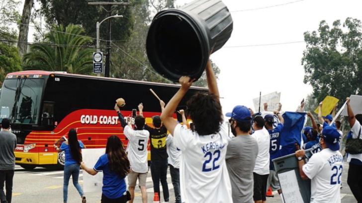 El hostil recibimiento de aficionados de Dodgers a los Astros