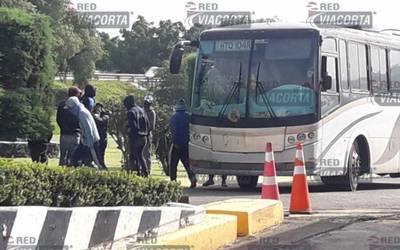 Recuperan autobús robado por normalistas en Michoacán