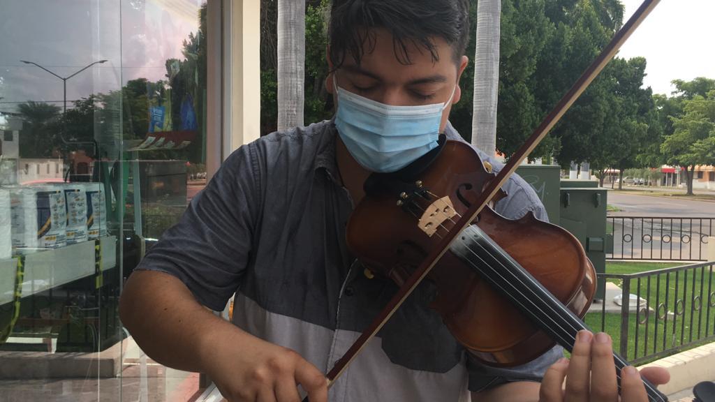 Decidió buscar sustento haciendo lo que más le apasiona: tocando el violín