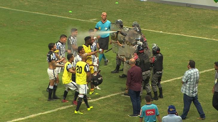 VIDEO | Policía ataca con gas lacrimógeno a jugadores de fútbol
