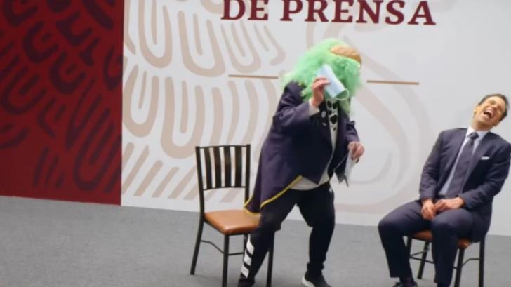VIDEO | Loret y ‘Brozo’ regalan cubrebocas a López Obrador en ‘salón de la mañanera’