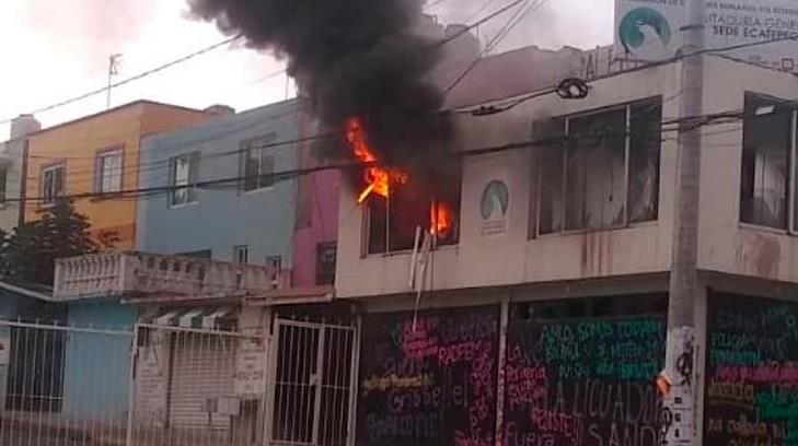 Feministas vuelven a Codhem en Ecatepec y queman documentos