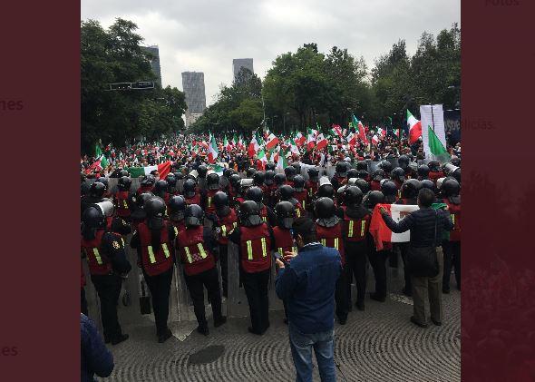 Manifestantes de FRENAAA descontentos por GN en el Zócalo