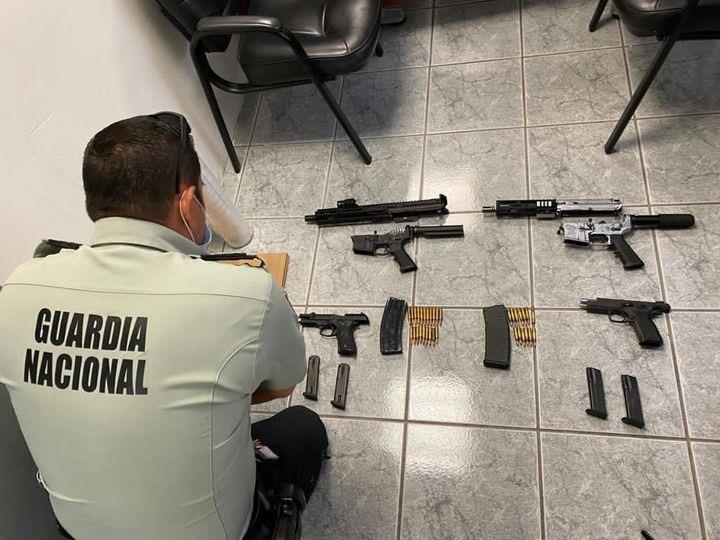 Agarran a gringo intentando ingresar armas a México