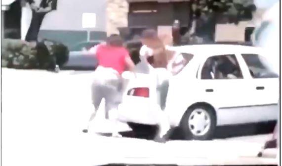 VIDEO- Hombre golpea a mujer por quebrarle el vidrio del carro