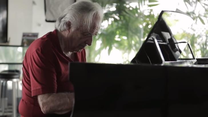 VIDEO | João Carlos Martins puede volver a tocar el piano usando guantes biónicos