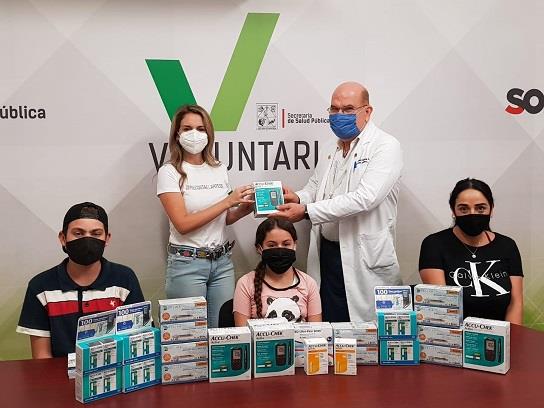 Venden camisetas para comprar insumos médicos a personas vulnerables