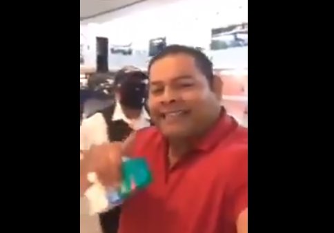 VIDEO- Hombre en centro comercial se niega a usar cubrebocas