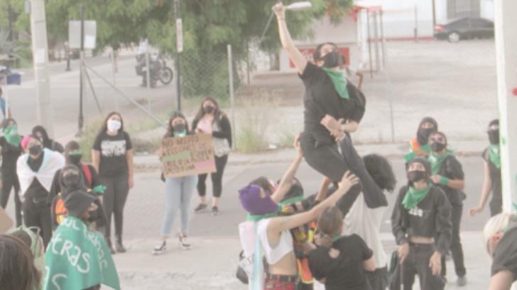 Feministas vandalizan el Congreso de Sonora