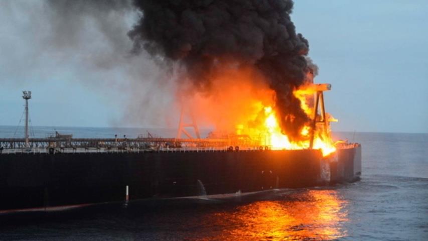Barco petrolero con 270 mil toneladas de crudo en llamas desde el jueves