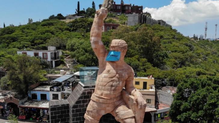 Ponen cubrebocas a escultura de ‘El Pípila’ en Guanajuato