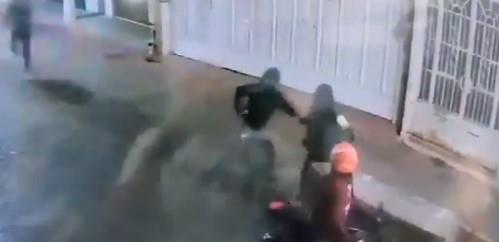 VIDEO - Hombre huye de asaltantes y les deja a su novia