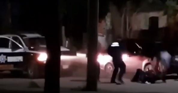 VIDEO - Policías de Hermosillo son agredidos a patadas y golpes