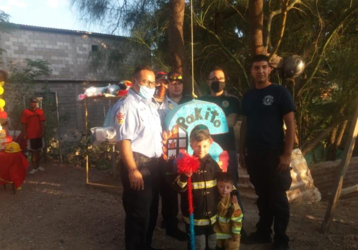 VIDEO - Su mejor regalo fue recibir a los bomberos en su fiesta