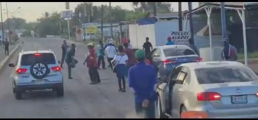 VIDEO - Yaquis atacan de nuevo; agreden a conductor por no querer cooperar