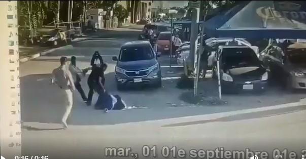 VIDEO - Apuñala al violador de su hija por fuera de la Fiscalía; lo mata