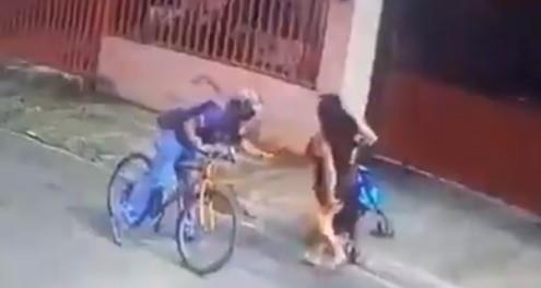 VIDEO - Toca a mujer por debajo de la falda mientras paseaba con su bebé