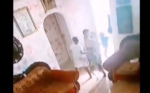 VIDEO - Niños intentan evitar que sicarios entren a su casa en Sinaloa; no lo lograron