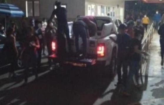 Sicarios reparten comida por fuera de hospital en Sinaloa