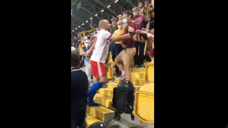 VIDEO | Futbolista alemán sube a la tribuna para agredir a un aficionado