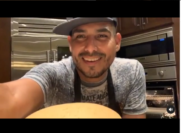 Espinoza Paz sorprendió a su público al hornear un cheesecake japonés.