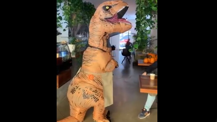 VIDEO | 'Dinosaurio' atiende cafetería en SLP para salvarla de la crisis