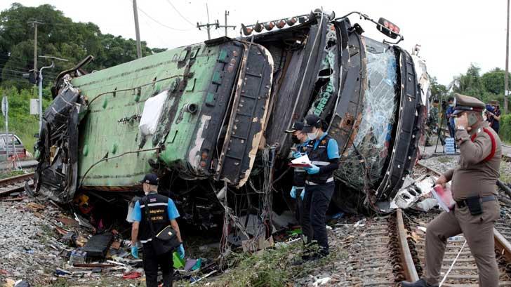 Mueren 18 trabajadores al impactar tren a autobús, en Bangkok