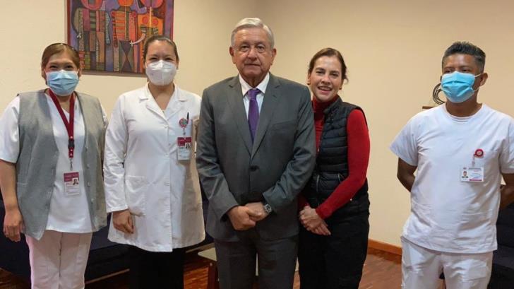 López Obrador y Beatriz Gutiérrez se vacunan contra la influenza