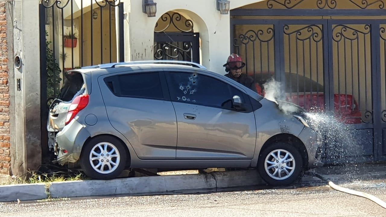 Hombre muere en ataque armado y su vehículo se estampa contra una casa en Cajeme