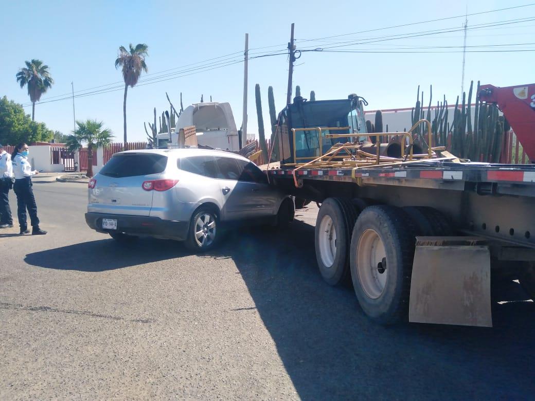 VIDEO- Camioneta queda abajo de vehículo de carga al poniente de Hermosillo